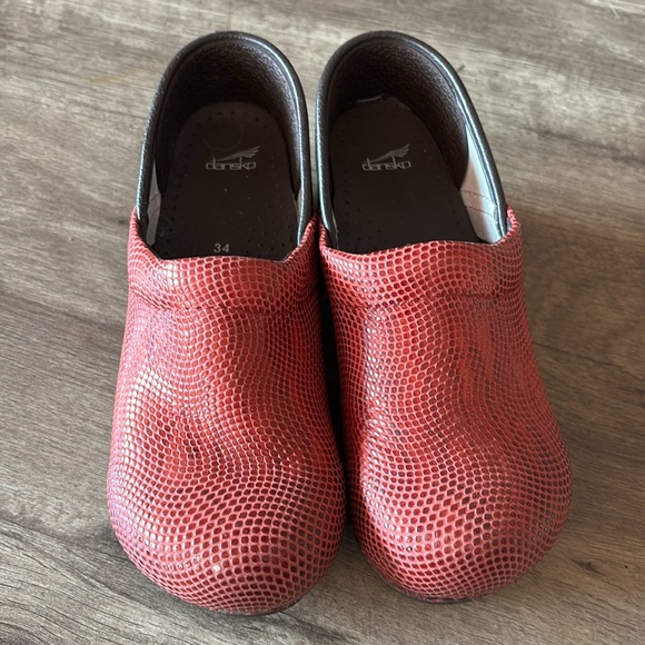 Dansko red snakeskin style clogs size 34 - Picture 2 of 6